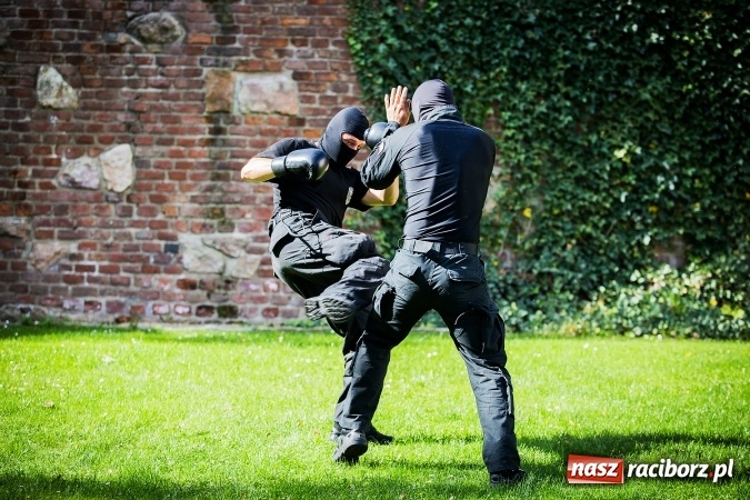 Zdjęcie w galerii na portalu naszraciborz.pl: Pokaz Grupy Interwencyjnej Służby Więziennej w czasie seminarium edukacyjnego wiadomości z regionu