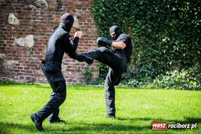 Zdjęcie w galerii na portalu naszraciborz.pl: Pokaz Grupy Interwencyjnej Służby Więziennej w czasie seminarium edukacyjnego wiadomości z regionu