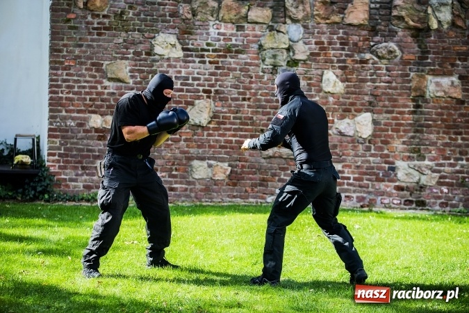 Zdjęcie w galerii na portalu naszraciborz.pl: Pokaz Grupy Interwencyjnej Służby Więziennej w czasie seminarium edukacyjnego wiadomości z regionu