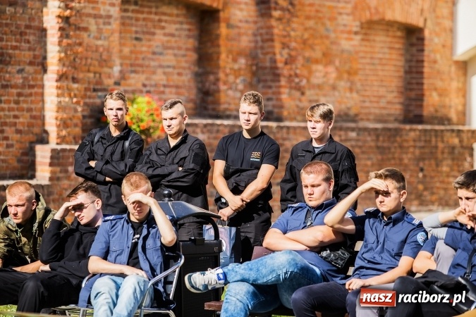 Zdjęcie w galerii na portalu naszraciborz.pl: Pokaz Grupy Interwencyjnej Służby Więziennej w czasie seminarium edukacyjnego wiadomości z regionu