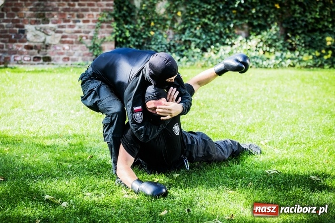 Zdjęcie w galerii na portalu naszraciborz.pl: Pokaz Grupy Interwencyjnej Służby Więziennej w czasie seminarium edukacyjnego wiadomości z regionu