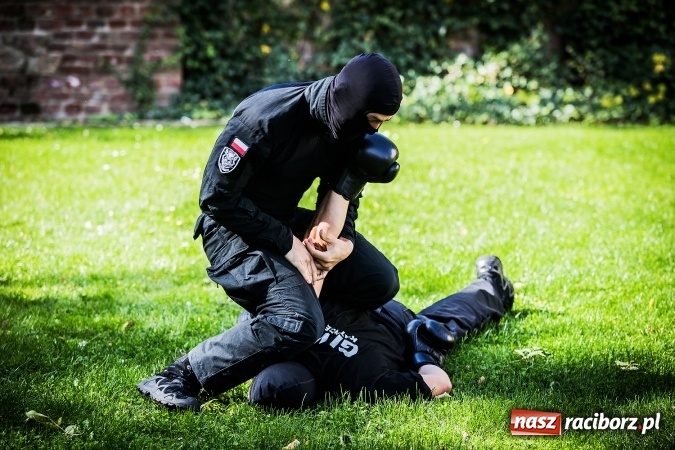 Zdjęcie w galerii na portalu naszraciborz.pl: Pokaz Grupy Interwencyjnej Służby Więziennej w czasie seminarium edukacyjnego wiadomości z regionu