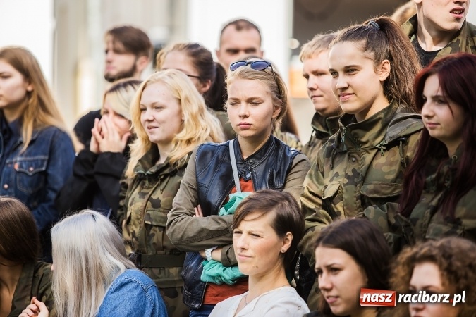 Zdjęcie w galerii na portalu naszraciborz.pl: Pokaz Grupy Interwencyjnej Służby Więziennej w czasie seminarium edukacyjnego wiadomości z regionu