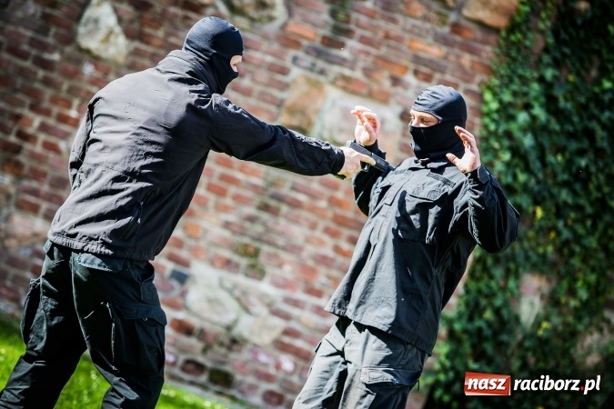 Zdjęcie w galerii na portalu naszraciborz.pl: Pokaz Grupy Interwencyjnej Służby Więziennej w czasie seminarium edukacyjnego wiadomości z regionu