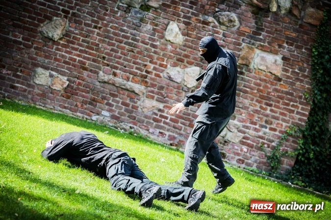 Zdjęcie w galerii na portalu naszraciborz.pl: Pokaz Grupy Interwencyjnej Służby Więziennej w czasie seminarium edukacyjnego wiadomości z regionu