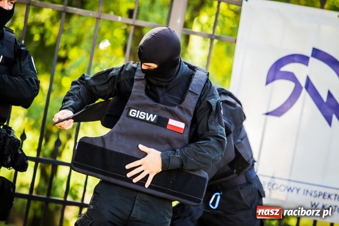Zdjęcie w galerii na portalu naszraciborz.pl: Pokaz Grupy Interwencyjnej Służby Więziennej w czasie seminarium edukacyjnego wiadomości z regionu
