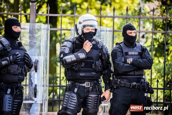 Zdjęcie w galerii na portalu naszraciborz.pl: Pokaz Grupy Interwencyjnej Służby Więziennej w czasie seminarium edukacyjnego wiadomości z regionu