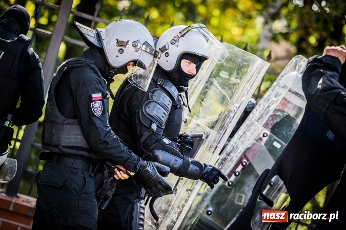 Zdjęcie w galerii na portalu naszraciborz.pl: Pokaz Grupy Interwencyjnej Służby Więziennej w czasie seminarium edukacyjnego wiadomości z regionu