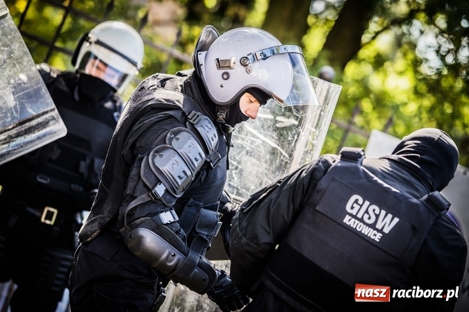 Zdjęcie w galerii na portalu naszraciborz.pl: Pokaz Grupy Interwencyjnej Służby Więziennej w czasie seminarium edukacyjnego wiadomości z regionu