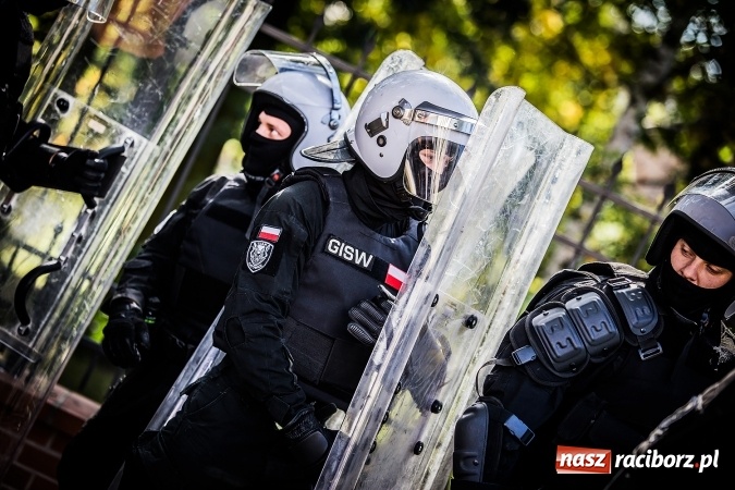 Zdjęcie w galerii na portalu naszraciborz.pl: Pokaz Grupy Interwencyjnej Służby Więziennej w czasie seminarium edukacyjnego wiadomości z regionu