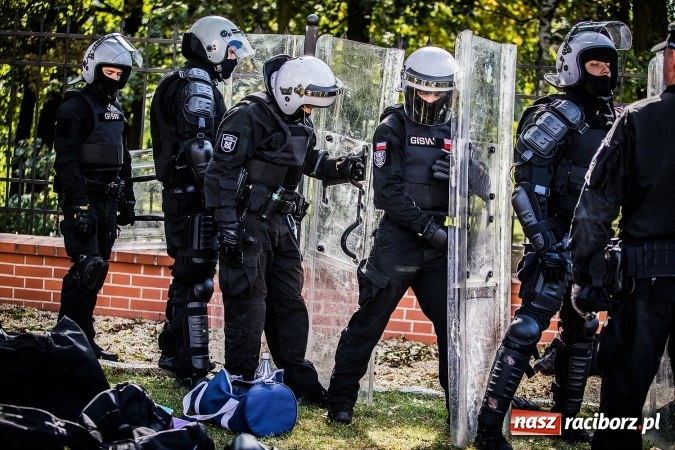 Zdjęcie w galerii na portalu naszraciborz.pl: Pokaz Grupy Interwencyjnej Służby Więziennej w czasie seminarium edukacyjnego wiadomości z regionu