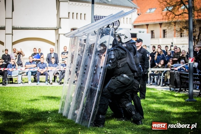 Zdjęcie w galerii na portalu naszraciborz.pl: Pokaz Grupy Interwencyjnej Służby Więziennej w czasie seminarium edukacyjnego wiadomości z regionu