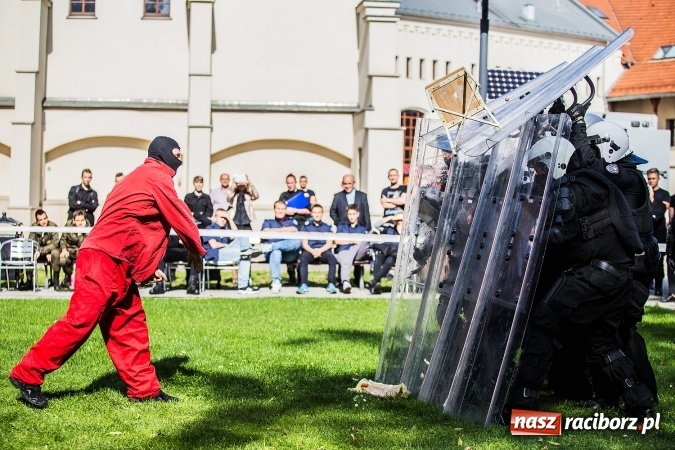 Zdjęcie w galerii na portalu naszraciborz.pl: Pokaz Grupy Interwencyjnej Służby Więziennej w czasie seminarium edukacyjnego wiadomości z regionu