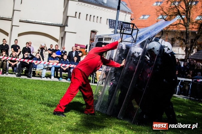 Zdjęcie w galerii na portalu naszraciborz.pl: Pokaz Grupy Interwencyjnej Służby Więziennej w czasie seminarium edukacyjnego wiadomości z regionu