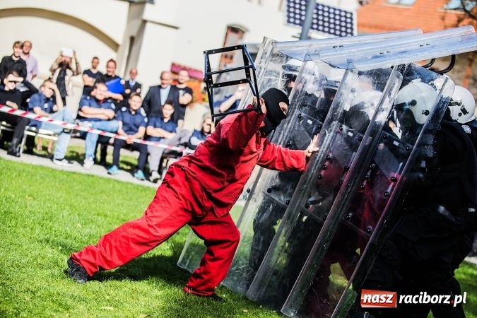 Zdjęcie w galerii na portalu naszraciborz.pl: Pokaz Grupy Interwencyjnej Służby Więziennej w czasie seminarium edukacyjnego wiadomości z regionu
