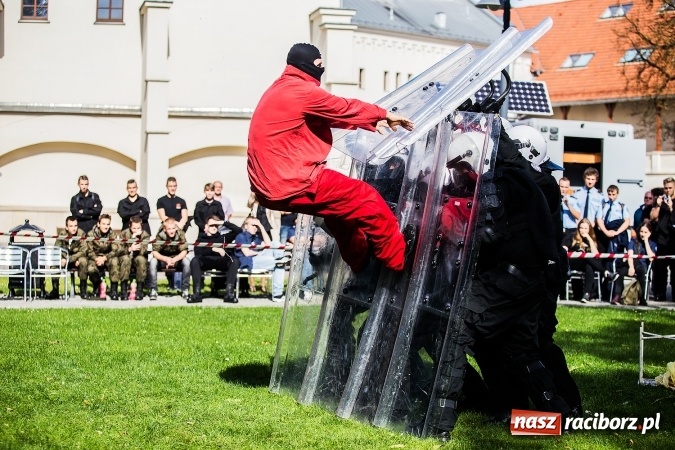 Zdjęcie w galerii na portalu naszraciborz.pl: Pokaz Grupy Interwencyjnej Służby Więziennej w czasie seminarium edukacyjnego wiadomości z regionu