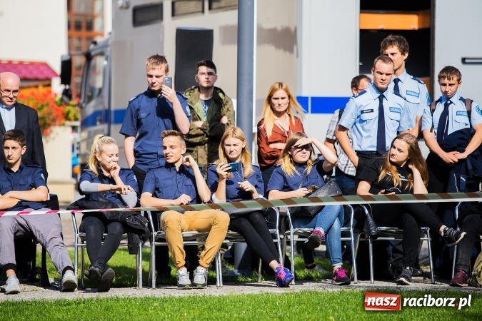 Zdjęcie w galerii na portalu naszraciborz.pl: Pokaz Grupy Interwencyjnej Służby Więziennej w czasie seminarium edukacyjnego wiadomości z regionu
