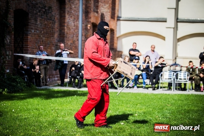 Zdjęcie w galerii na portalu naszraciborz.pl: Pokaz Grupy Interwencyjnej Służby Więziennej w czasie seminarium edukacyjnego wiadomości z regionu