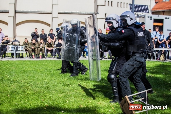 Zdjęcie w galerii na portalu naszraciborz.pl: Pokaz Grupy Interwencyjnej Służby Więziennej w czasie seminarium edukacyjnego wiadomości z regionu