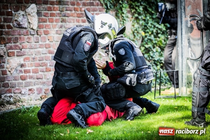 Zdjęcie w galerii na portalu naszraciborz.pl: Pokaz Grupy Interwencyjnej Służby Więziennej w czasie seminarium edukacyjnego wiadomości z regionu