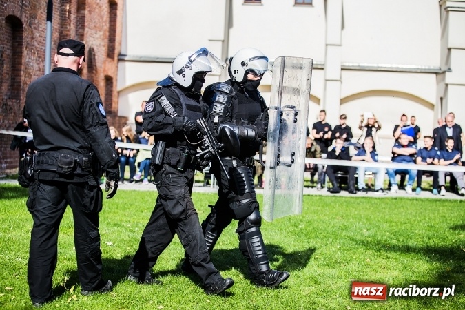 Zdjęcie w galerii na portalu naszraciborz.pl: Pokaz Grupy Interwencyjnej Służby Więziennej w czasie seminarium edukacyjnego wiadomości z regionu