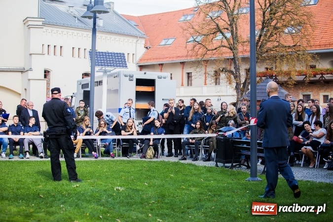 Zdjęcie w galerii na portalu naszraciborz.pl: Pokaz Grupy Interwencyjnej Służby Więziennej w czasie seminarium edukacyjnego wiadomości z regionu