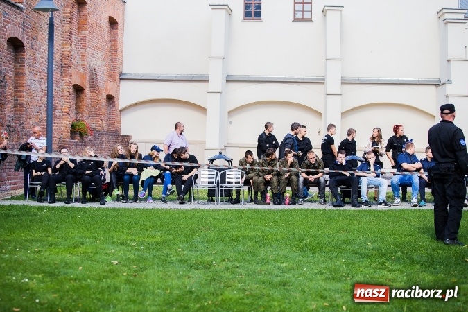 Zdjęcie w galerii na portalu naszraciborz.pl: Pokaz Grupy Interwencyjnej Służby Więziennej w czasie seminarium edukacyjnego wiadomości z regionu