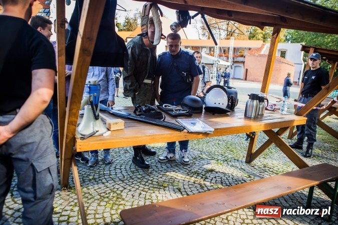 Zdjęcie w galerii na portalu naszraciborz.pl: Pokaz Grupy Interwencyjnej Służby Więziennej w czasie seminarium edukacyjnego wiadomości z regionu