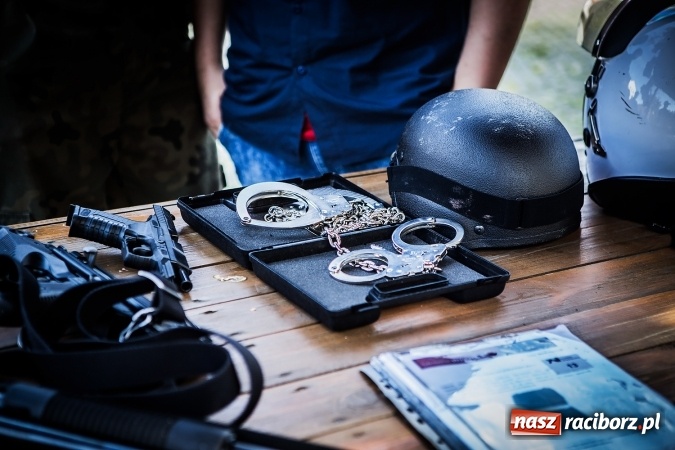 Zdjęcie w galerii na portalu naszraciborz.pl: Pokaz Grupy Interwencyjnej Służby Więziennej w czasie seminarium edukacyjnego wiadomości z regionu