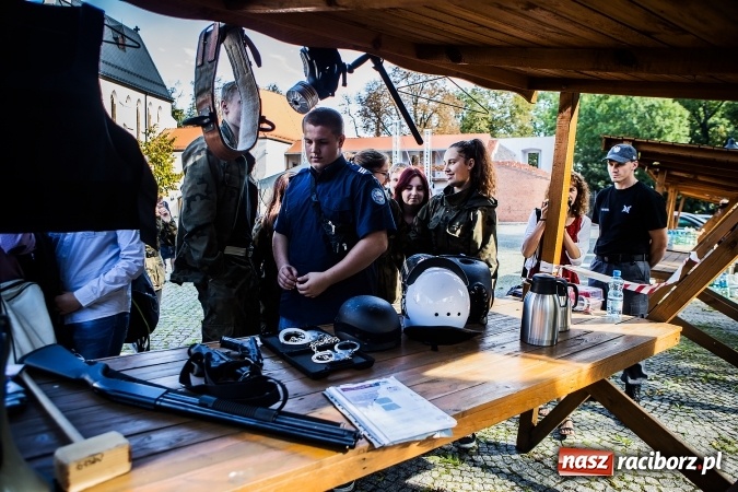 Zdjęcie w galerii na portalu naszraciborz.pl: Pokaz Grupy Interwencyjnej Służby Więziennej w czasie seminarium edukacyjnego wiadomości z regionu