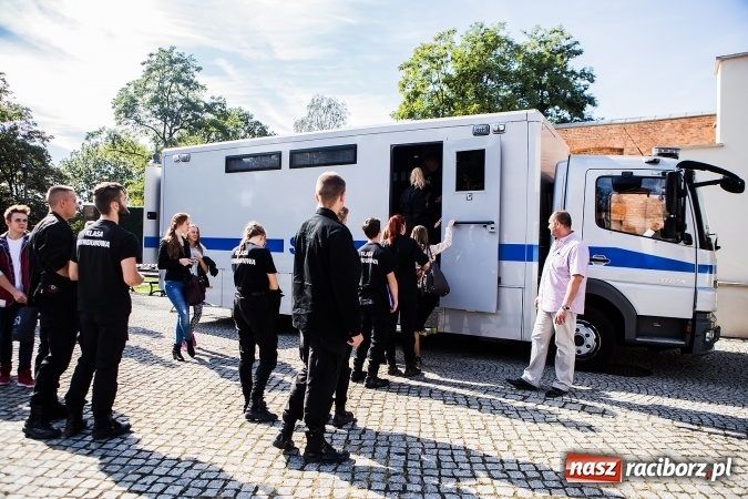 Zdjęcie w galerii na portalu naszraciborz.pl: Pokaz Grupy Interwencyjnej Służby Więziennej w czasie seminarium edukacyjnego wiadomości z regionu