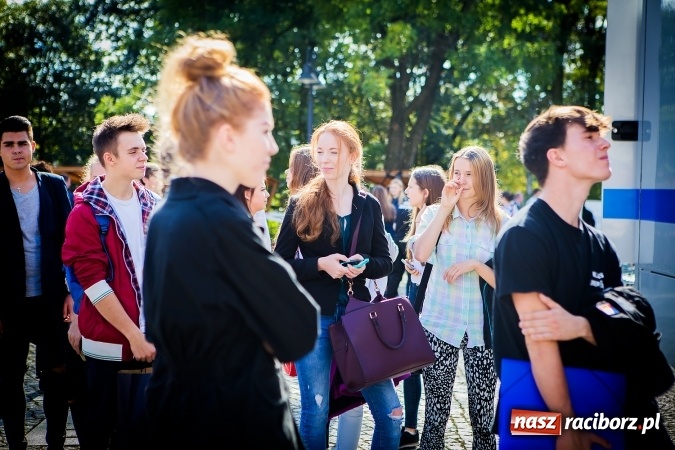 Zdjęcie w galerii na portalu naszraciborz.pl: Pokaz Grupy Interwencyjnej Służby Więziennej w czasie seminarium edukacyjnego wiadomości z regionu