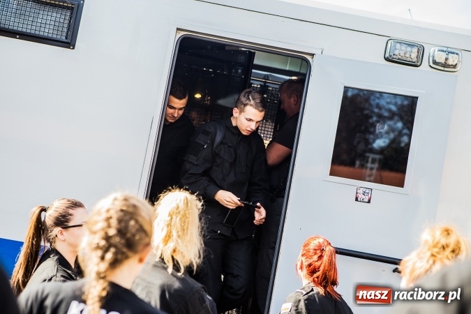 Zdjęcie w galerii na portalu naszraciborz.pl: Pokaz Grupy Interwencyjnej Służby Więziennej w czasie seminarium edukacyjnego wiadomości z regionu