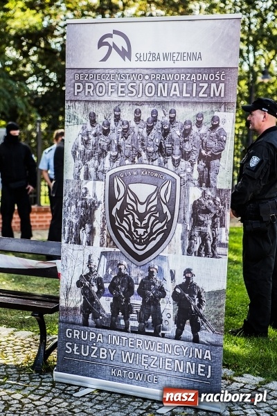 Zdjęcie w galerii na portalu naszraciborz.pl: Pokaz Grupy Interwencyjnej Służby Więziennej w czasie seminarium edukacyjnego wiadomości z regionu