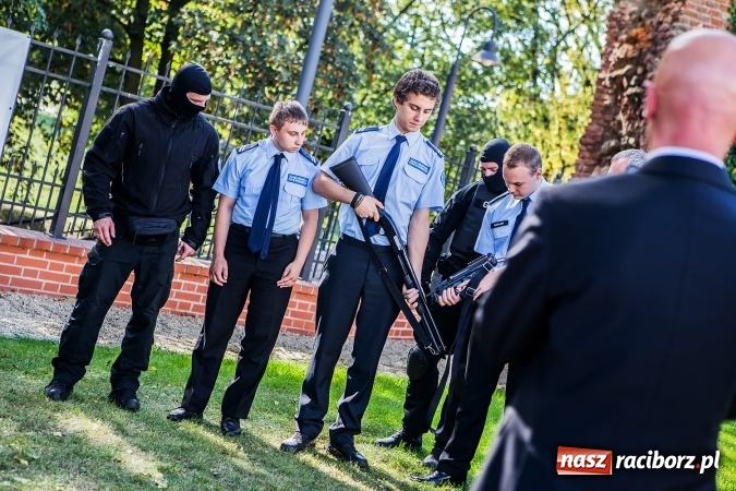Zdjęcie w galerii na portalu naszraciborz.pl: Pokaz Grupy Interwencyjnej Służby Więziennej w czasie seminarium edukacyjnego wiadomości z regionu