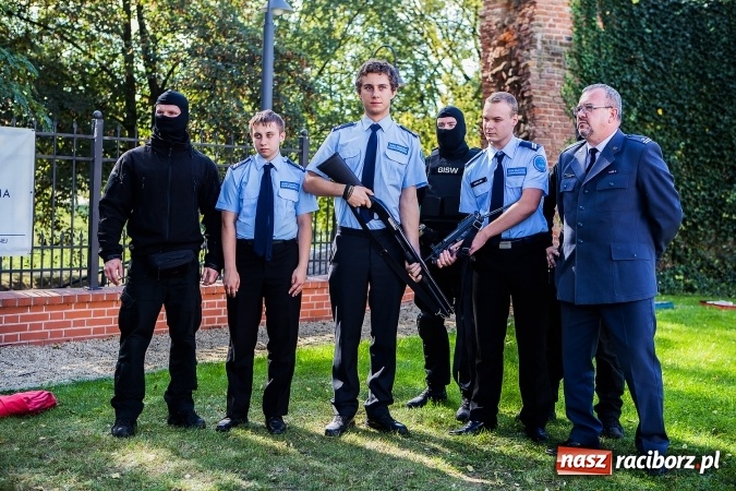 Zdjęcie w galerii na portalu naszraciborz.pl: Pokaz Grupy Interwencyjnej Służby Więziennej w czasie seminarium edukacyjnego wiadomości z regionu
