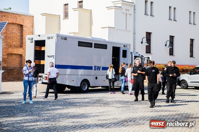 Zdjęcie w galerii na portalu naszraciborz.pl: Pokaz Grupy Interwencyjnej Służby Więziennej w czasie seminarium edukacyjnego wiadomości z regionu