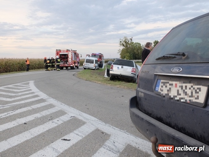 Zdjęcie w galerii na portalu naszraciborz.pl: Kolizja w Owsiszczach! Dwie osoby przewiezione do szpitala wiadomości z regionu