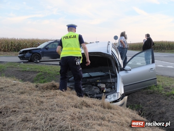 Zdjęcie w galerii na portalu naszraciborz.pl: Kolizja w Owsiszczach! Dwie osoby przewiezione do szpitala wiadomości z regionu