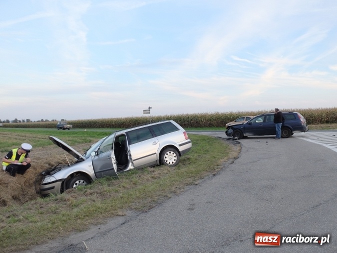 Zdjęcie w galerii na portalu naszraciborz.pl: Kolizja w Owsiszczach! Dwie osoby przewiezione do szpitala wiadomości z regionu