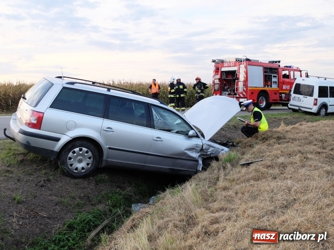 Zdjęcie w galerii na portalu naszraciborz.pl: Kolizja w Owsiszczach! Dwie osoby przewiezione do szpitala wiadomości z regionu