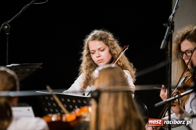 Zdjęcie w galerii na portalu naszraciborz.pl: Policyjna impreza profilaktyczna w Domu Kultury Strzecha. Można było wygrać rower wiadomości z regionu