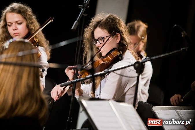 Zdjęcie w galerii na portalu naszraciborz.pl: Policyjna impreza profilaktyczna w Domu Kultury Strzecha. Można było wygrać rower wiadomości z regionu