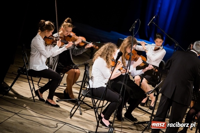 Zdjęcie w galerii na portalu naszraciborz.pl: Policyjna impreza profilaktyczna w Domu Kultury Strzecha. Można było wygrać rower wiadomości z regionu