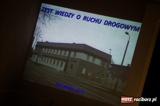 Zdjęcie w galerii na portalu naszraciborz.pl: Policyjna impreza profilaktyczna w Domu Kultury Strzecha. Można było wygrać rower wiadomości z regionu