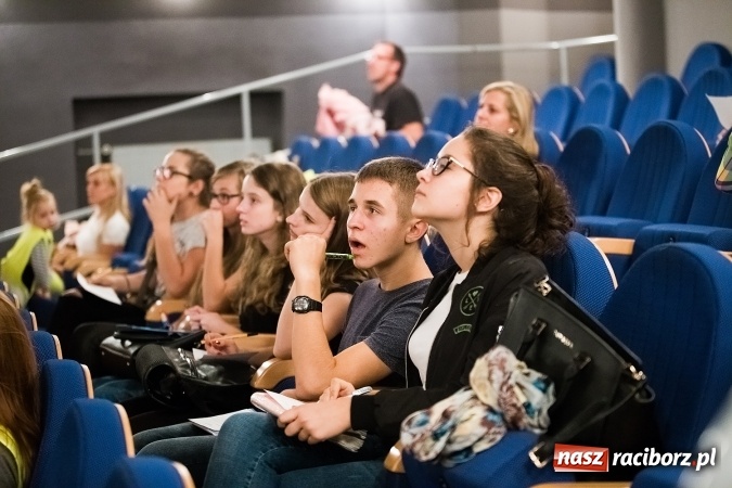 Zdjęcie w galerii na portalu naszraciborz.pl: Policyjna impreza profilaktyczna w Domu Kultury Strzecha. Można było wygrać rower wiadomości z regionu