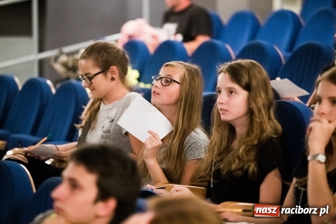 Zdjęcie w galerii na portalu naszraciborz.pl: Policyjna impreza profilaktyczna w Domu Kultury Strzecha. Można było wygrać rower wiadomości z regionu