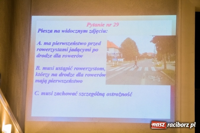 Zdjęcie w galerii na portalu naszraciborz.pl: Policyjna impreza profilaktyczna w Domu Kultury Strzecha. Można było wygrać rower wiadomości z regionu
