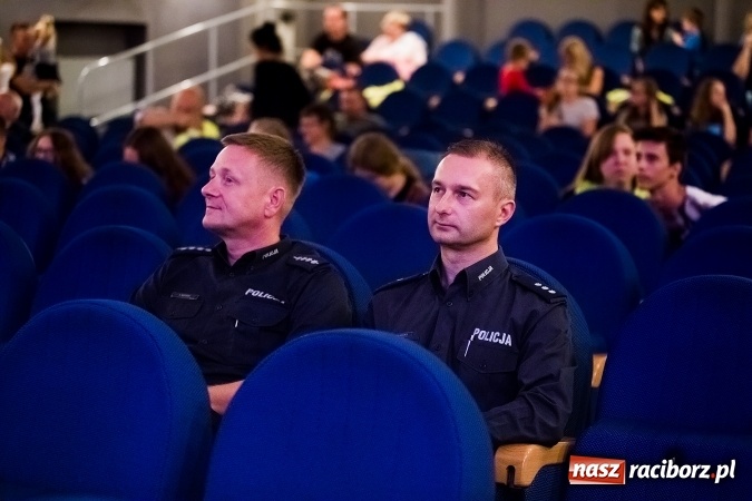 Zdjęcie w galerii na portalu naszraciborz.pl: Policyjna impreza profilaktyczna w Domu Kultury Strzecha. Można było wygrać rower wiadomości z regionu
