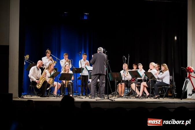 Zdjęcie w galerii na portalu naszraciborz.pl: Policyjna impreza profilaktyczna w Domu Kultury Strzecha. Można było wygrać rower wiadomości z regionu